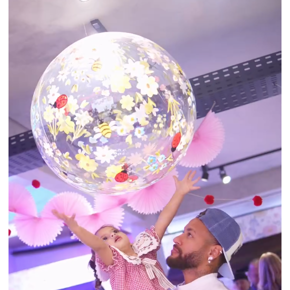 Celebração também contou com balões personalizados de acordo com as aniversariantes, com abelhas e joaninhas