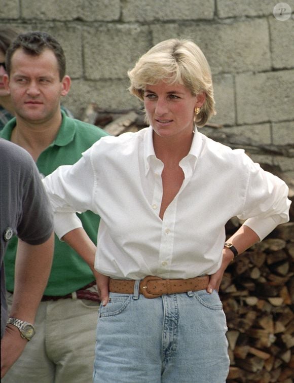Segundo a Vogue UK, Diana, Princesa de Gales, incorporou mocassins casuais e elegantes ao guarda-roupa no final dos anos 90, criando combinações que transitavam entre o conforto e a sofisticação