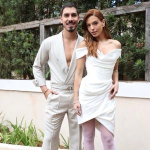 Giovanna Lancellotti e Gabriel David juntos com seus looks durante a festa de pre-wedding.