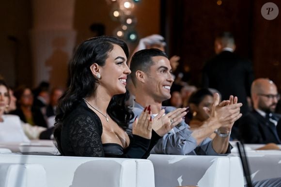 Após quase uma década de relacionamento, cinco filhos e um noivado anunciado em 2025, Cristiano Ronaldo e Georgina Rodríguez oficializaram a união em Cascais, encerrando uma longa espera pelo casamento