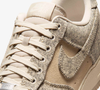 A cor do novo Nike Air Force 1 desperta nostalgia dos anos 2000 e lembra o visual das antigas folhas A4 ecológicas e recicláveis, criando uma alternativa diferente aos tradicionais tênis brancos