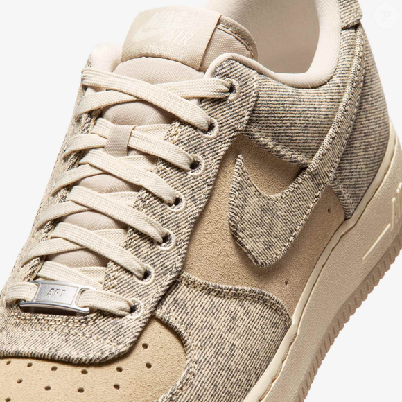 A cor do novo Nike Air Force 1 desperta nostalgia dos anos 2000 e lembra o visual das antigas folhas A4 ecológicas e recicláveis, criando uma alternativa diferente aos tradicionais tênis brancos