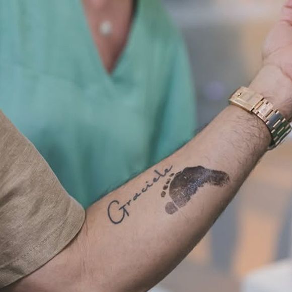 Zezé Di Camargo 'carimbou' o pezinho da filha ao lado da tatuagem que fez para Graciele Lacerda