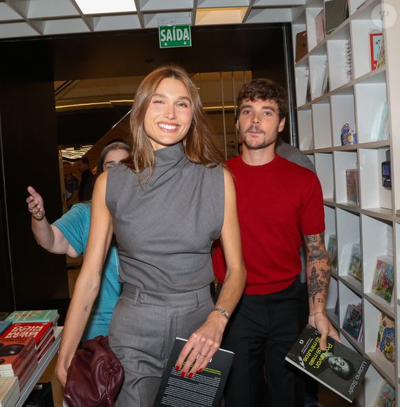 Sasha Meneghel é dona de o estilo minimalista, atemporal e sofisticado, com uma forte inclinação para a alfaiataria e os looks monocromáticos.