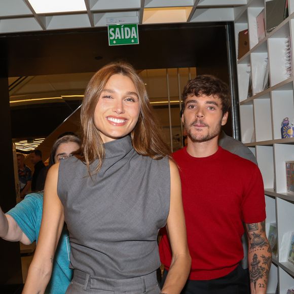 Sasha Meneghel é dona de o estilo minimalista, atemporal e sofisticado, com uma forte inclinação para a alfaiataria e os looks monocromáticos.