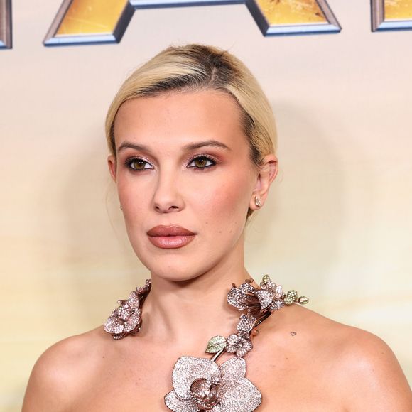 Millie Bobby Brown, já maior de idade, surgiu com maquiagens mais elaboradas
