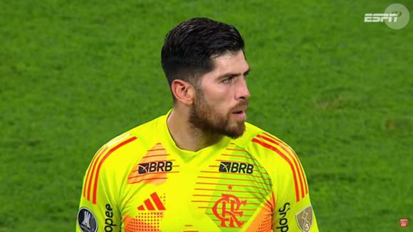 Rossi, goleiro do Flamengo, estava com outros contratados do time quando sofreu tentativa de assalto: carro foi atingido com 4 tiros