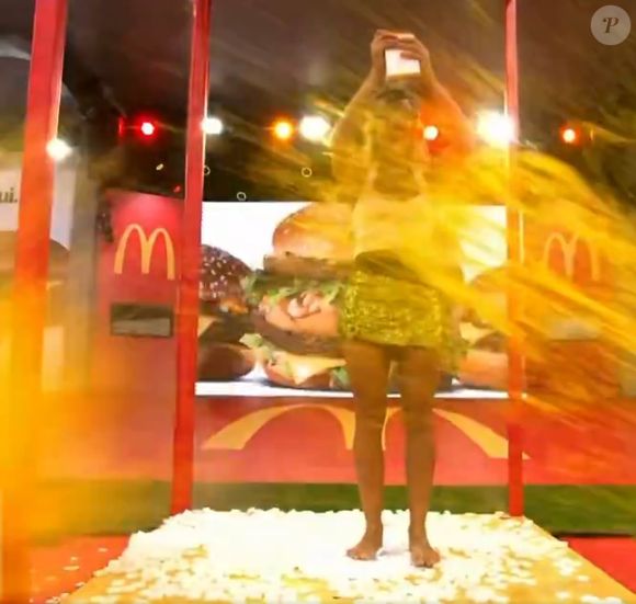 Samira levou um jato de gosma usando saia da Shein