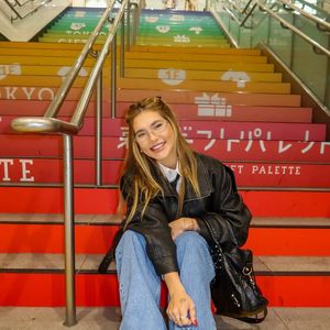 Virginia usou bolsa preta do modelo Le City, da Balenciaga