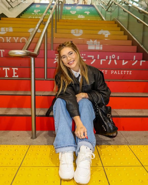 Virginia usou bolsa preta do modelo Le City, da Balenciaga