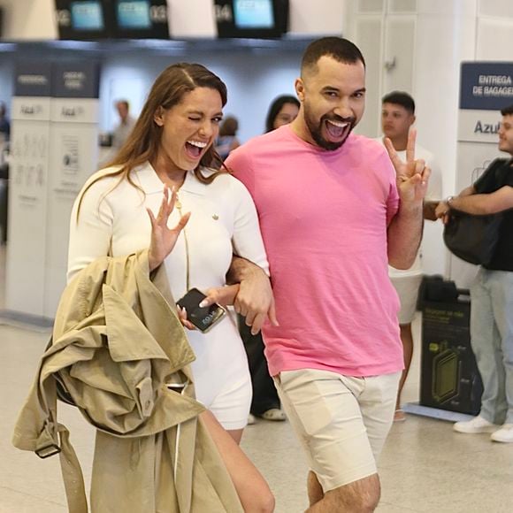 Beatriz Reis e Gil do Vigor posaram para fotógrafos de forma carismática e divertida