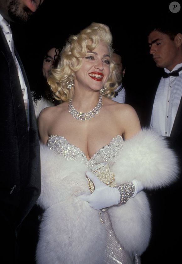 Madonna andou pelo tapete vermelho do Oscar de 1991 vestida com um conjunto desenhado por Bob Mackie, lendário estilista e figurinista norte-americano que morreu aos 87 anos e deixou um legado marcado por criações para algumas das maiores estrelas do entretenimento mundial