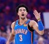 Jared McCain, jogador de basquete de 22 anos, com 1,91 m de altura e atleta do Oklahoma City Thunder, mostra que unhas bem cuidadas e cheias de personalidade também podem fazer parte do visual masculino