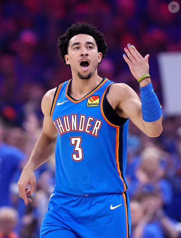 Jared McCain, jogador de basquete de 22 anos, com 1,91 m de altura e atleta do Oklahoma City Thunder, mostra que unhas bem cuidadas e cheias de personalidade também podem fazer parte do visual masculino
