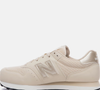Mais barato que o Adidas Samba, o New Balance 500V2 aparece como uma alternativa para quem busca um tênis curinga e elegante para o dia a dia, especialmente em produções de inverno com peças em tons neutros