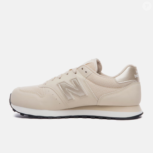 Mais barato que o Adidas Samba, o New Balance 500V2 aparece como uma alternativa para quem busca um tênis curinga e elegante para o dia a dia, especialmente em produções de inverno com peças em tons neutros