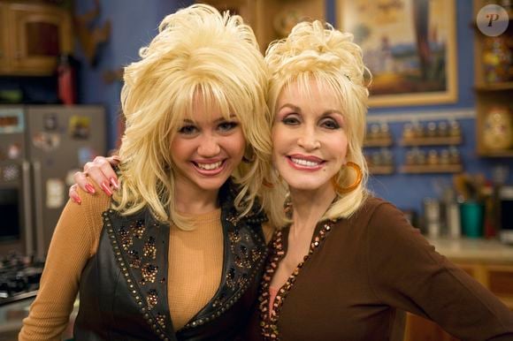 A relação entre Dolly Parton e Miley Cyrus também chegou à ficção: a cantora country participou de "Hannah Montana" como Tia Dolly, aparecendo em três episódios da série da Disney