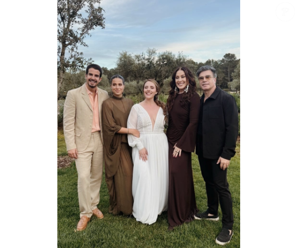Claudia Raia e família brilharam com tons terrosos em casamento