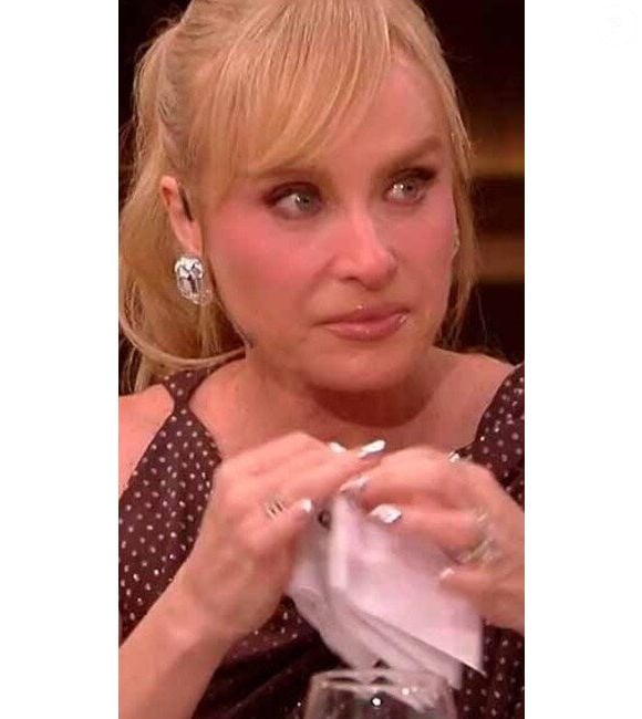 Angélica chorou ao revelar que não conseguiu ver o filho pegar o canudo da formatura porque tinha que trabalhar