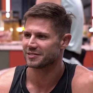 Já dentro da casa, Jonas Sulzbach dividiu opiniões sobre seus preenchedores