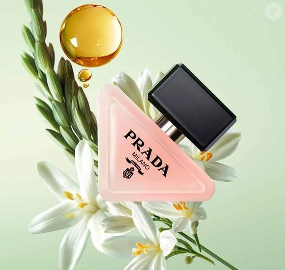 O Prada Paradoxe Hair Mist é enriquecido com óleo de argan e vinagre de arroz, o que deixa os fios mais macios, sedosos e delicadamente perfumados