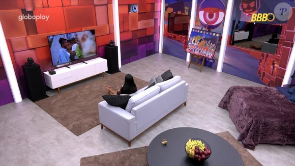 Gracyanne está no Quarto Secreto e pode assistir diversas cenas da casa