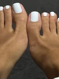 As quatro cores de pedicure que mais rejuvenescem os pés maduros