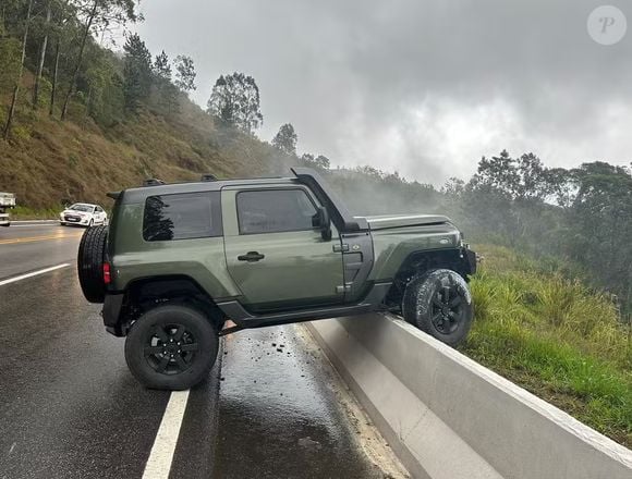 Carro de Rick bateu em mureta e danificou a parte dianteira em acidente em Santa Catarina em outubro de 2024: havia chovido na região e pista estava molhada