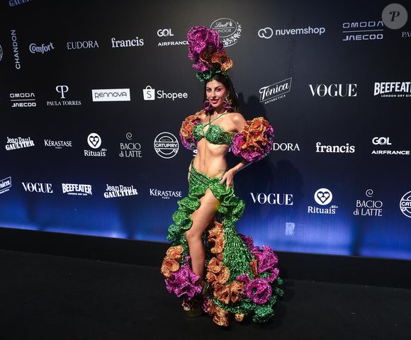 Baile da Vogue 2026: Nah Cardoso valorizou seu corpo com um look colorido e repleto de detalhes