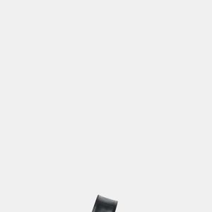 Elegância descomplicada: a sandália rasteira de R$ 249 da Zara ganha destaque pelo design inovador, que sustenta o peito do pé e o dedão, finalizado com  concha metálica de efeito luxuoso