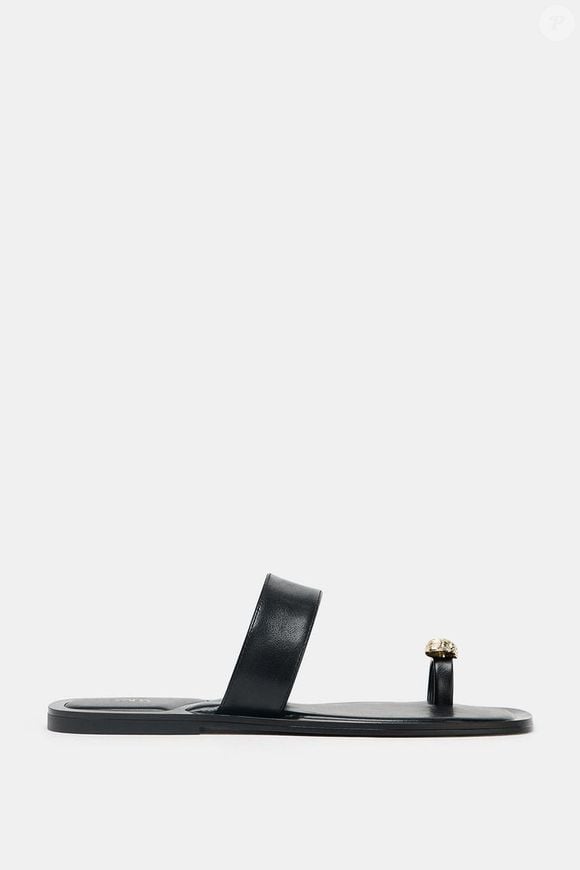 Elegância descomplicada: a sandália rasteira de R$ 249 da Zara ganha destaque pelo design inovador, que sustenta o peito do pé e o dedão, finalizado com  concha metálica de efeito luxuoso