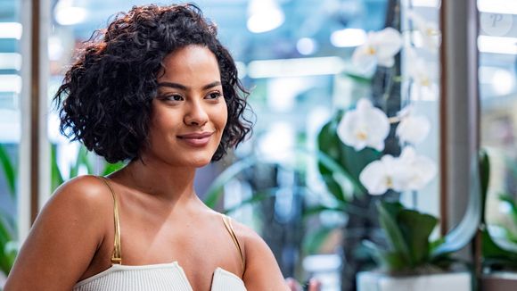 Bella Campos cortou o cabelo para a segunda fase da novela