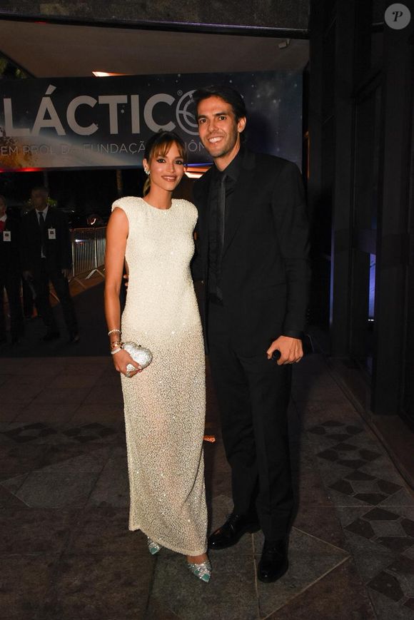 O vestido branco usado por Carol Leite, esposa de Kaká, no leilão de Ronaldo, tinha lantejoulas e brilho discreto