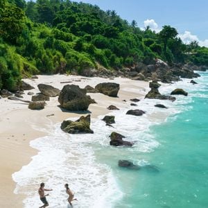Alessandra Ambrósio anunciou o noivado com Buck Palmer nesta terça-feira (11). O pedido aconteceu durante uma viagem à Indonésia, no luxuoso NIHI Sumba, um dos resorts mais exclusivos do país
