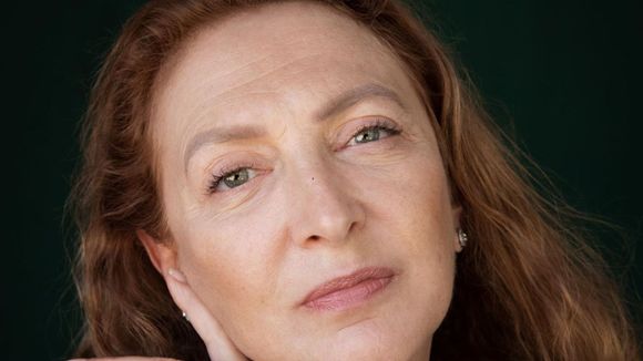 'Deu match': vida de atriz de 'Terra Nostra' mudou totalmente após app de paquera; aos 68 anos, Débora Olivieri hoje vive relação de 12 anos