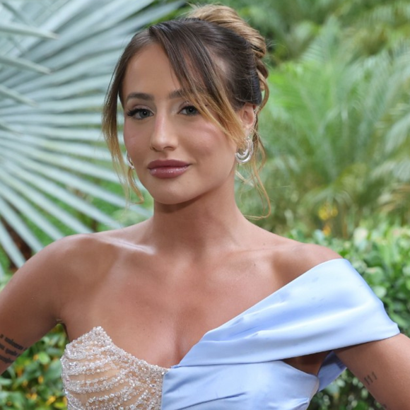 Bruna Griphao surge com vestido 2 em 1 como madrinha do casamento de Lexa e choca pela autocrítica: ‘Eu sei que estava horrível’