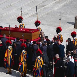 O corpo do Papa Francisco foi transferido na manhã desta quarta-feira (23) para a Basílica de São Pedro