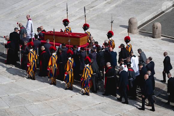 O corpo do Papa Francisco foi transferido na manhã desta quarta-feira (23) para a Basílica de São Pedro