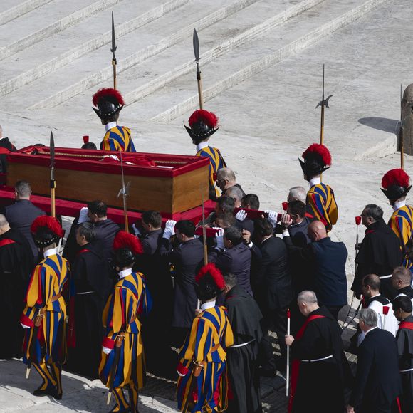 O corpo do Papa Francisco foi transferido na manhã desta quarta-feira (23) para a Basílica de São Pedro