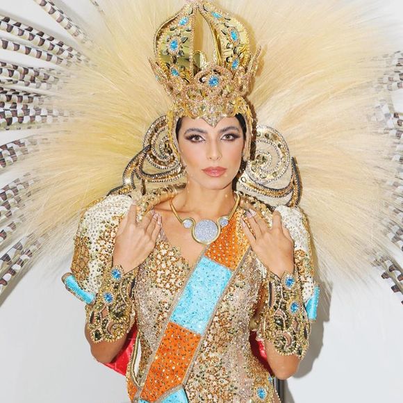 Com Paolla Oliveira como a Rainha de Bateria, Rayssa Bratillieri estreia como musa da Grande Rio à bordo de uma joia preciosa.