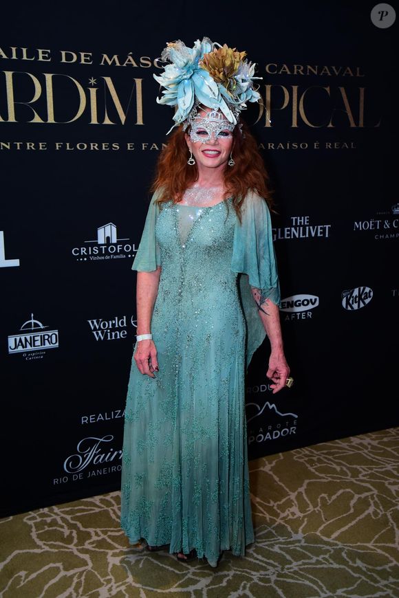 Leilane Neubarth preferiu vestido longo para um baile de máscaras em hotel do Rio no pós-carnaval 2025