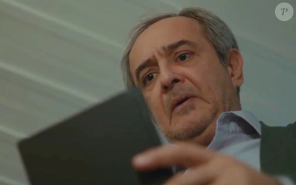 Enver encontra bilhete e chora ao lembrar das maldades da filha