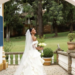 Jakelyne surgiu deslumbrante com um vestido exclusivo assinado pelo estilista Lucas Anderi