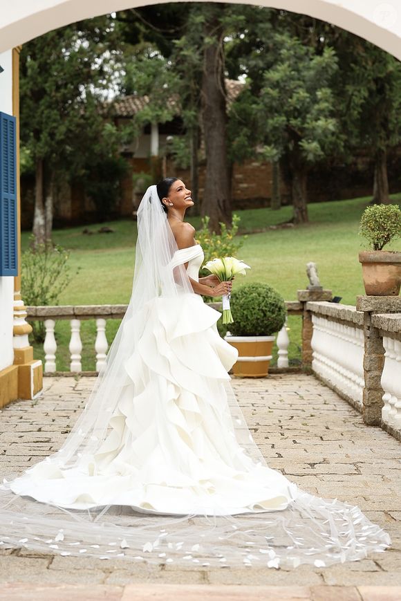 Jakelyne surgiu deslumbrante com um vestido exclusivo assinado pelo estilista Lucas Anderi
