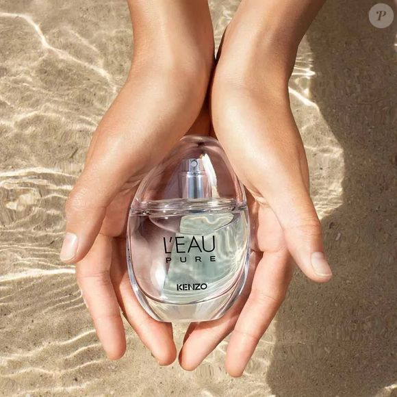 A fragrância aposta em uma proposta luminosa, intensa e ao mesmo tempo delicadamente pura