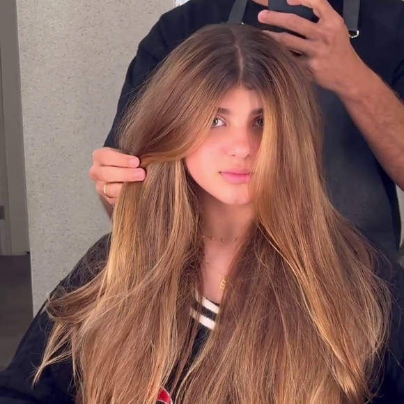 Nos últimos dias, a filha de Grazi Massafera mudou o visual e adotou cabelos mais claros como os da mãe