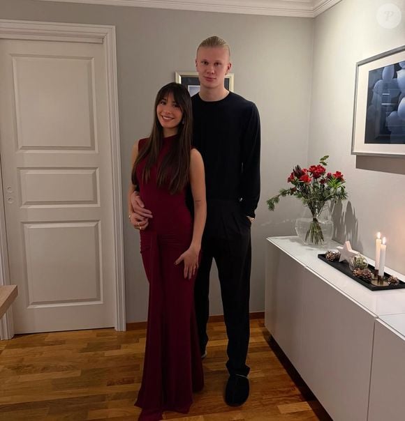 Isabel Haugseng Johansen e Erling Haaland se conhecem desde a juventude na Noruega. O casal prefere manter a vida pessoal longe da exposição excessiva, mas ganhou ainda mais atenção após a classificação da seleção norueguesa para a Copa do Mundo de 2026