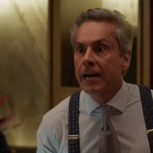 Em 'Vale Tudo' polícia informa a Marco Aurélio (Alexandre Nero) que Tiago (Pedro Waddington) está internado; o empresário desconta raiva em Heleninha (Paolla Oliveira)