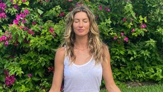 A mudança importante na rotina de Gisele Bündchen, aos 45 anos, para manter o corpo forte: 'Posso pegar meu filho e não tenho dores nas costas'