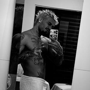 Zé Felipe surgiu só de toalha em sua rede social neste domingo (13)